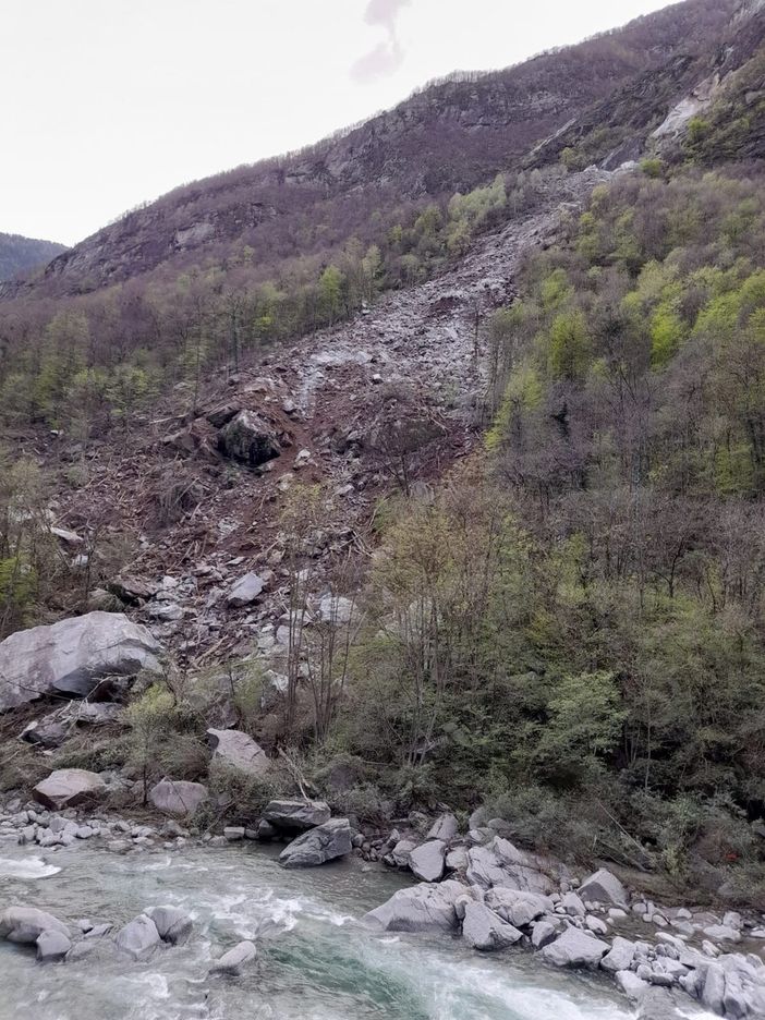 Frana a San Giovanni, danneggiata una linea elettrica VIDEO Frana a San Giovanni, danneggiata una linea elettrica VIDEO