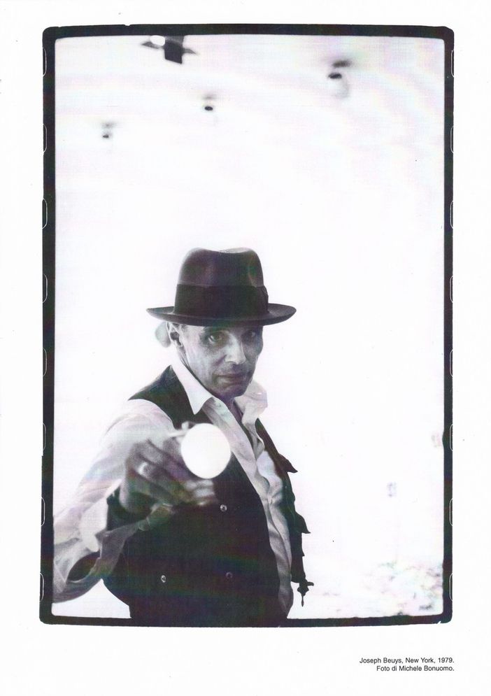 La foto di Joseph Beuys, ritratto da Michele Bonuomo, esposta da Sali &amp; Pistacchi