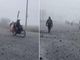 Russi in moto tra la nebbia: in un video virale l'assalto a Pokrovsk mentre la città resiste