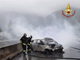Va sbattere in superstrada e l'auto viene distrutta dalle fiamme