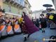 In piazza a Domo è festa con il comitato Pulenta e Sciriuii. Tantissima gente per la distribuzione di polenta e salamini FOTO