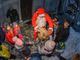 Babbo Natale scende dal campanile e porta doni ai bambini