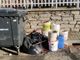 Latte di vernice abbandonate da un mese in via Ferriere