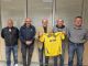 Poma e Fenoglietti con i dirigenti del Piedimulera (Foto tratta dal sito della società sportiva)