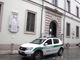 Cane lasciato al sole su un balcone a Domodossola