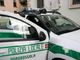 Tampona un'auto parcheggiata e fugge: rintracciato dalla polizia locale