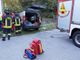 Scende dall'auto ma rimane incastrato con il piede e finisce contro una casa