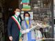 Il sindaco Pizzi dona un mazzo di fiori a Silvana Pironi per i 50 anni di attività