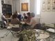 I volontari della parrocchia al lavoro per  imbustare i rami d'ulivo pasquali  VIDEO