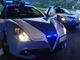 Litiga con la fidanzata e le sfonda il parabrezza dell'auto con un pugno