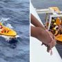 Bambina cade da nave, padre si tuffa: salvati entrambi - Video