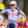Philipsen vince la prima tappa del Tour, Ganna ritirato