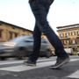Nuovo Codice della strada, stretta sui pedoni: multa da 75 euro per chi attraversa guardando lo smartphone Nuovo Codice della strada, stretta sui pedoni: multa da 75 euro per chi attraversa guardando lo smartphone