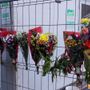 I mazzi di fiori lasciati sul cantiere e nel riquadro Pashtrik Krasniqi