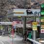Sale il prezzo dei carburanti. Neppure la Svizzera 'salva' gli automobilisti di confine