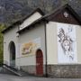 La stazione della funivia a Goglio, con i dipinti di Angelo Del Devero