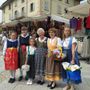 Colori, musica e tradizioni al mercato: i gruppi folcloristici animano la mattinata