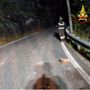 Frana nella notte sulla Statale 659 a Crodo: auto colpita dai detriti