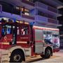 Ha un malore mentre cucina e l'appartamento viene invaso dal fumo, donna soccorsa e condominio evacuato