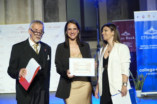 Premio della Critica a Maria Elisa Gualandris per il romanzo “Solo il buio” Premio della Critica a Maria Elisa Gualandris per il romanzo “Solo il buio”