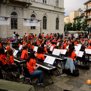 Le musiche e i canti degli alunni delle Floreanini animano il centro domese FOTO E VIDEO