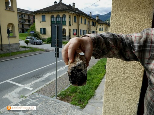 Il pezzo di camino staccatosi da una casa del Villaggio Il pezzo di camino staccatosi da una casa del Villaggio
