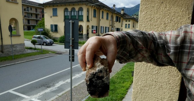 Il pezzo di camino staccatosi da una casa del Villaggio