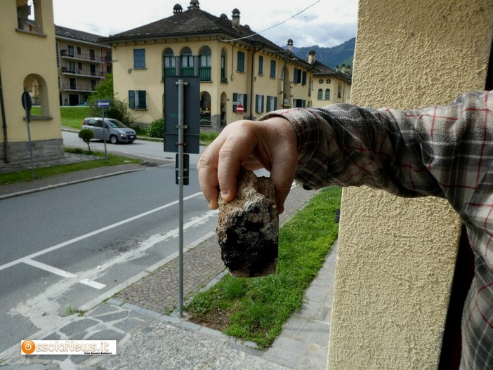 Il pezzo di camino staccatosi da una casa del Villaggio
