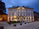 Il monumento di fronte al municipio si tinge di turchese per la Giornata Internazionale della dislessia