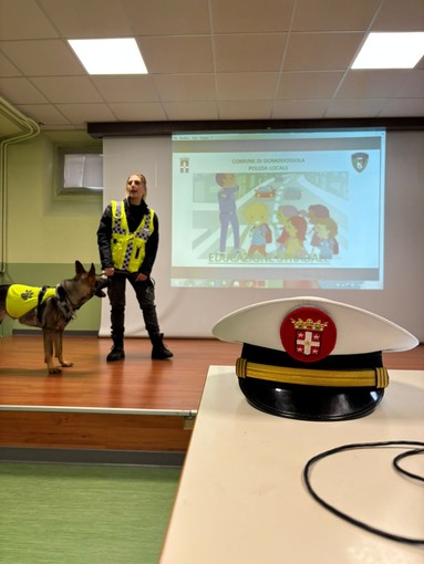 Educazione stradale in classe: a Domodossola arriva l’agente a quattro zampe