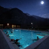 “Serata sotto le Stelle” alle Terme di Premia: benessere e relax tra piscine termali e musica dal vivo