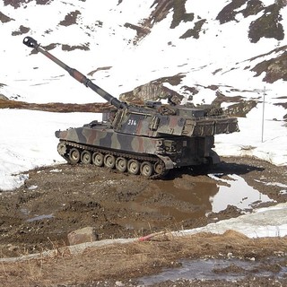 Smontanti in Vallese 162 blindati dell'Esercito svizzero