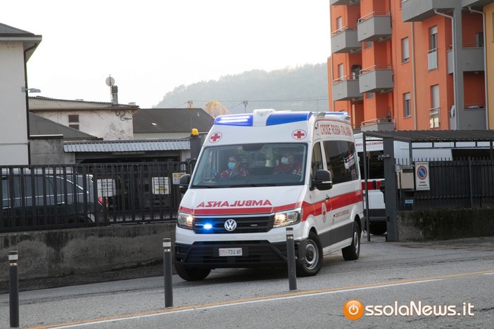 Cade dal tetto mentre lavora: 59enne soccorso in codice rosso a Trontano