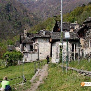 La  frazione di Anzuno, sulla via dei torchi dei mulini