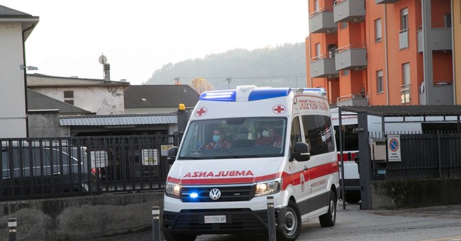 Cade dal tetto mentre lavora: 59enne soccorso in codice rosso a Trontano