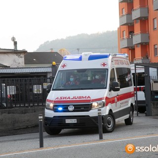 Cade dal tetto mentre lavora: 59enne soccorso in codice rosso a Trontano
