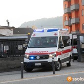 Cade dal tetto mentre lavora: 59enne soccorso in codice rosso a Trontano