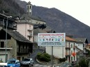 Borgomezzavalle , i cartelli che avvisano che i bambini giocano in strada Borgomezzavalle , i cartelli che avvisano che i bambini giocano in strada