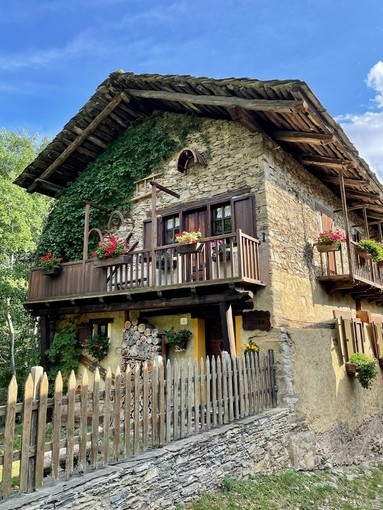 Baite, seconde case e portoncini che non chiudono più: come passa l'inverno la porta di una casa in Ossola Baite, seconde case e portoncini che non chiudono più: come passa l'inverno la porta di una casa in Ossola