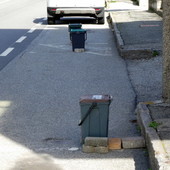 Da due anni alcuni bidoncini occupano gli stalli di sosta in via Bianchi Da due anni alcuni bidoncini occupano gli stalli di sosta in via Bianchi