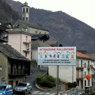 Borgomezzavalle , i cartelli che avvisano che i bambini giocano in strada