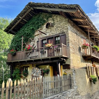 Baite, seconde case e portoncini che non chiudono più: come passa l'inverno la porta di una casa in Ossola