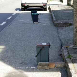 Da due anni alcuni bidoncini occupano gli stalli di sosta in via Bianchi Da due anni alcuni bidoncini occupano gli stalli di sosta in via Bianchi