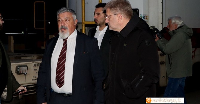 Curzio Boaretto (a sinistra) con l'europarlamentare Carlo Fidanza allo scalo di Domo 2