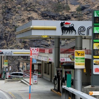 Sale il prezzo dei carburanti. Neppure la Svizzera 'salva' gli automobilisti di confine
