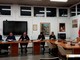 Foto: il consiglio comunale  con i banchi della minoranza vuoti