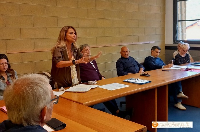 Un momento del consiglio comunale di Premosello, con l'intervento della segretaria Antonella Mollia