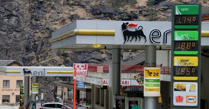 Sale il prezzo dei carburanti. Neppure la Svizzera 'salva' gli automobilisti di confine