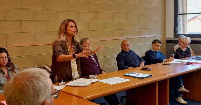 Un momento del consiglio comunale di Premosello, con l'intervento della segretaria Antonella Mollia Un momento del consiglio comunale di Premosello, con l'intervento della segretaria Antonella Mollia