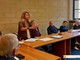 Un momento del consiglio comunale di Premosello, con l'intervento della segretaria Antonella Mollia